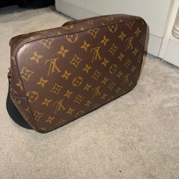 Louis Vuitton NeoNoe MM - Picture 9 of 14